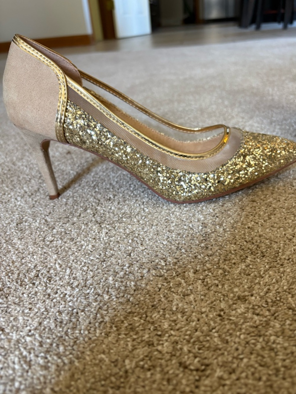 8.5 Gold Glitter Pointed-Toe Pump for Women New  No Box